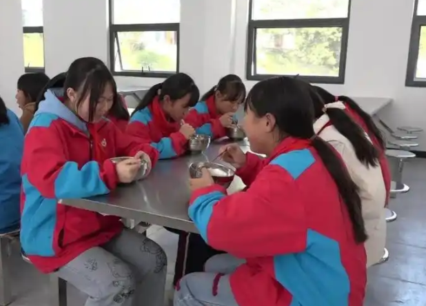 安全意识让学生把握游水技能具备自救能力防止溺水