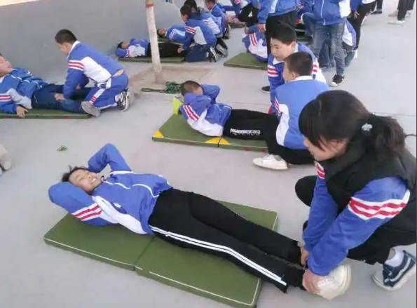 数学科课程让学生们在同步讲堂上与隶属学校的学生同上一堂课 数学科课程让学生们在同步讲堂上与隶属学校的学生同上一堂课