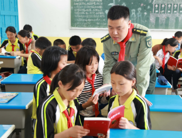 迷彩体会基地也是多部分协作继续深化国防教育实践