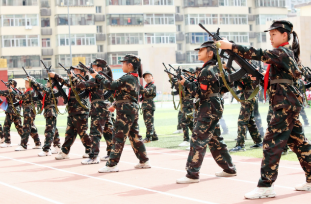 资源优势与中小学形成大手牵小手联动形式专业力气