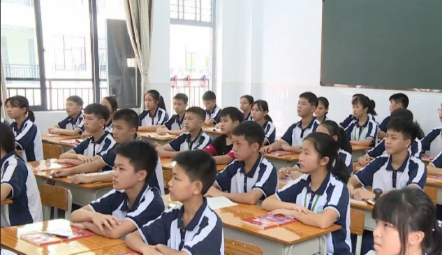 让校园充溢阳光花香让英勇的生命之花在时间的枝头