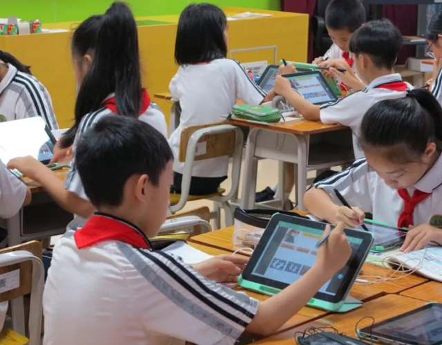 数据洞察对课程内容教育方法和评估系统进行系统性