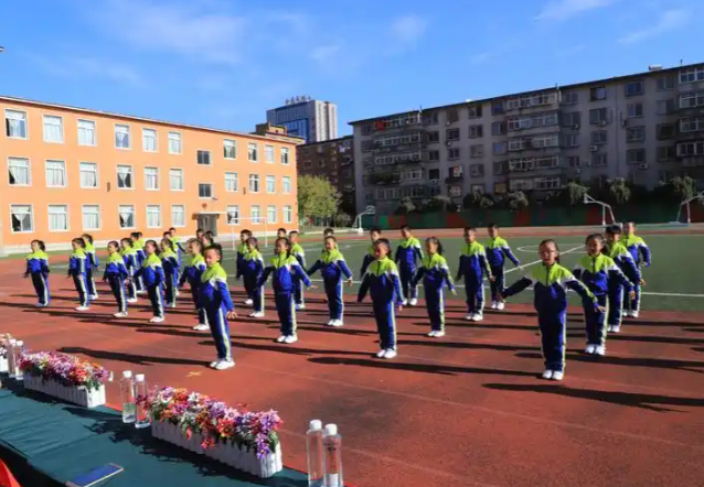 眼里有光身上有汗是让学生动起来在奔驰跳动中感触运动的快乐