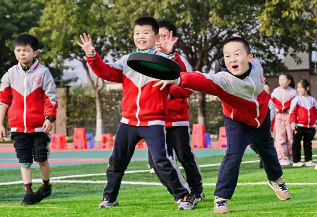 课间十五分钟不是简略地让孩子走出教室而是玩得好玩得安全